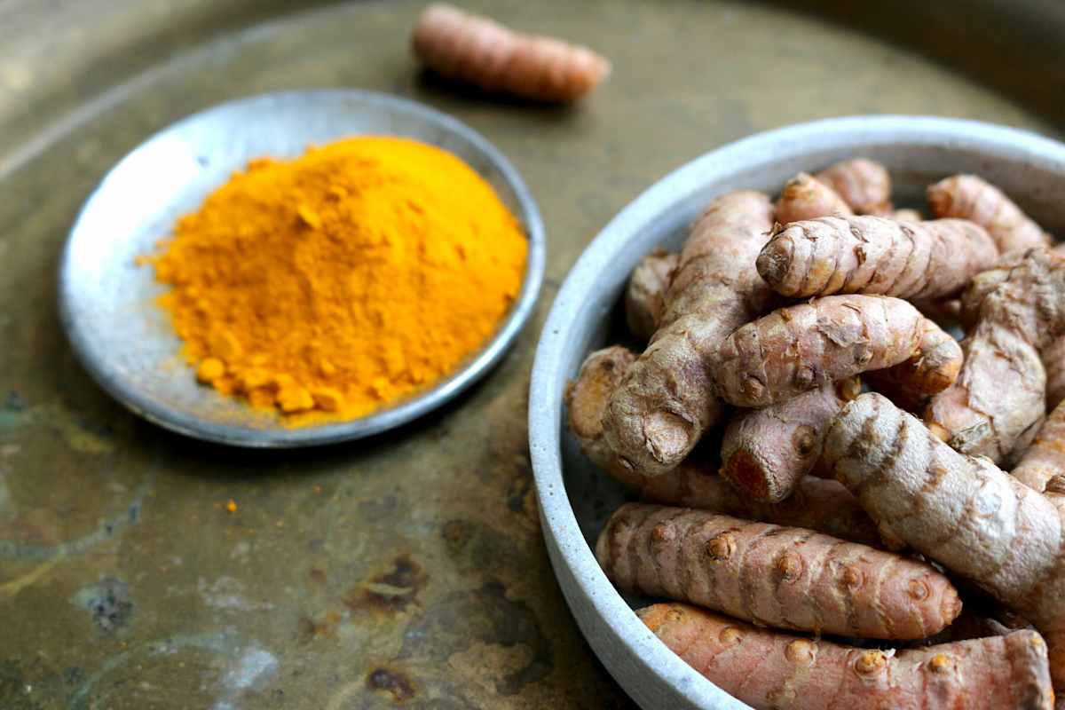 Kurkuma wird seit langem als Heilpflanze geschätzt und färbt nicht nur das Curry gelb