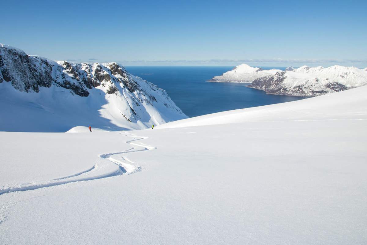 Feinster Pulver während der Abfahrt vom Gipfel des Kvænan