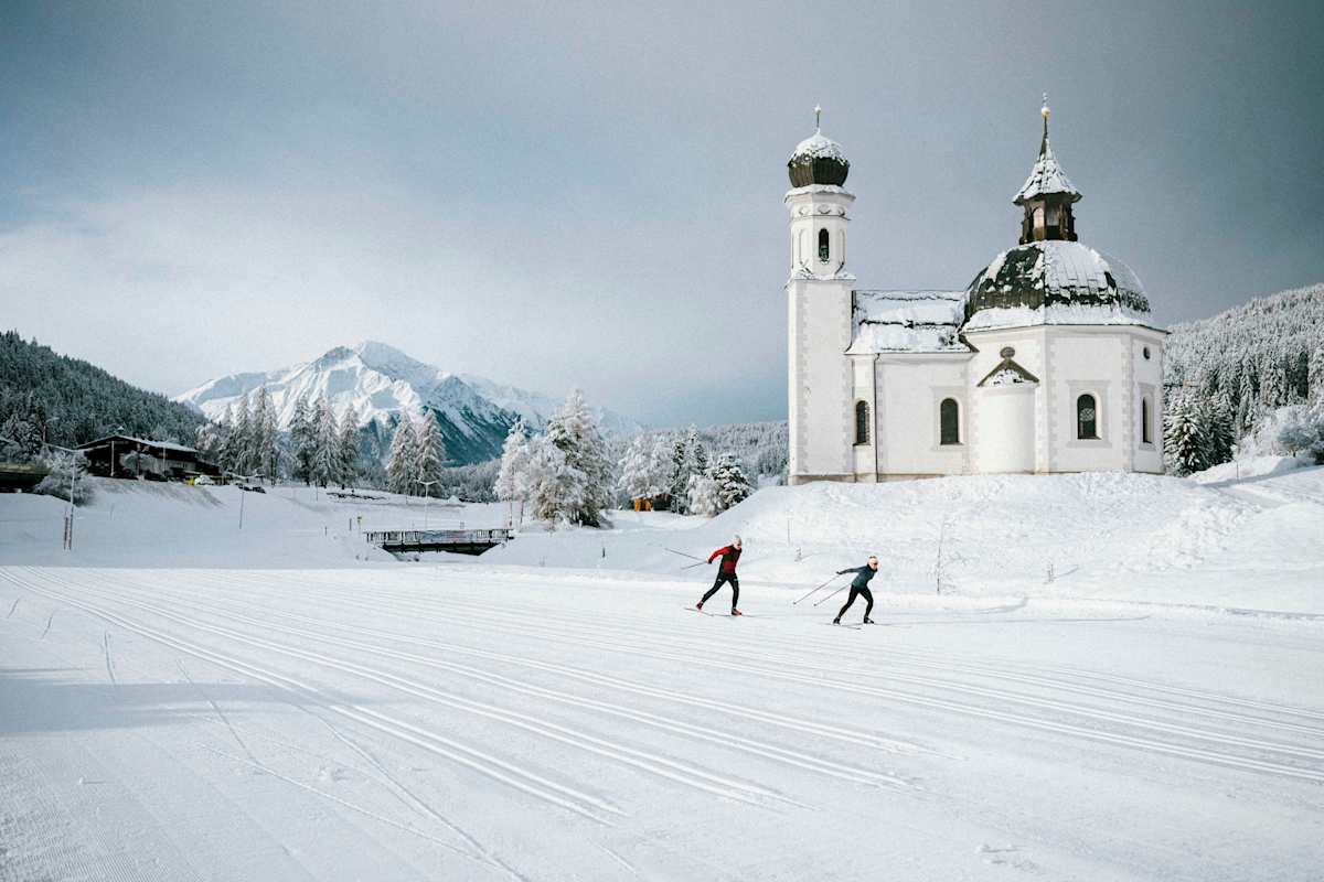 Die A1-Loipe vor der Kulisse des idyllischen Seekirchls in Seefeld.