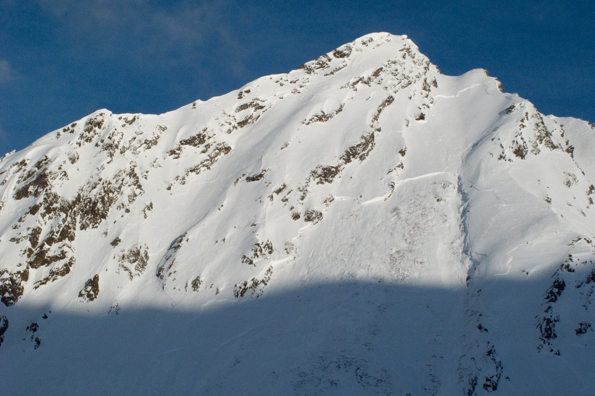 Große Schneebrettlawinen wie hier, am Gamskogel (2.659 m) in den Stubaier Alpen vergangenen Jahres, sind aktuell nicht auszuschließen