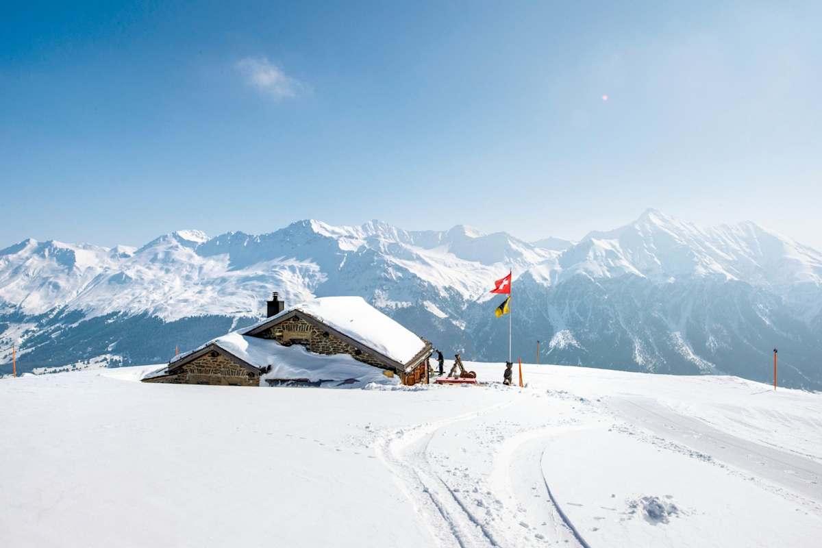 Beschneite Winterhütte.