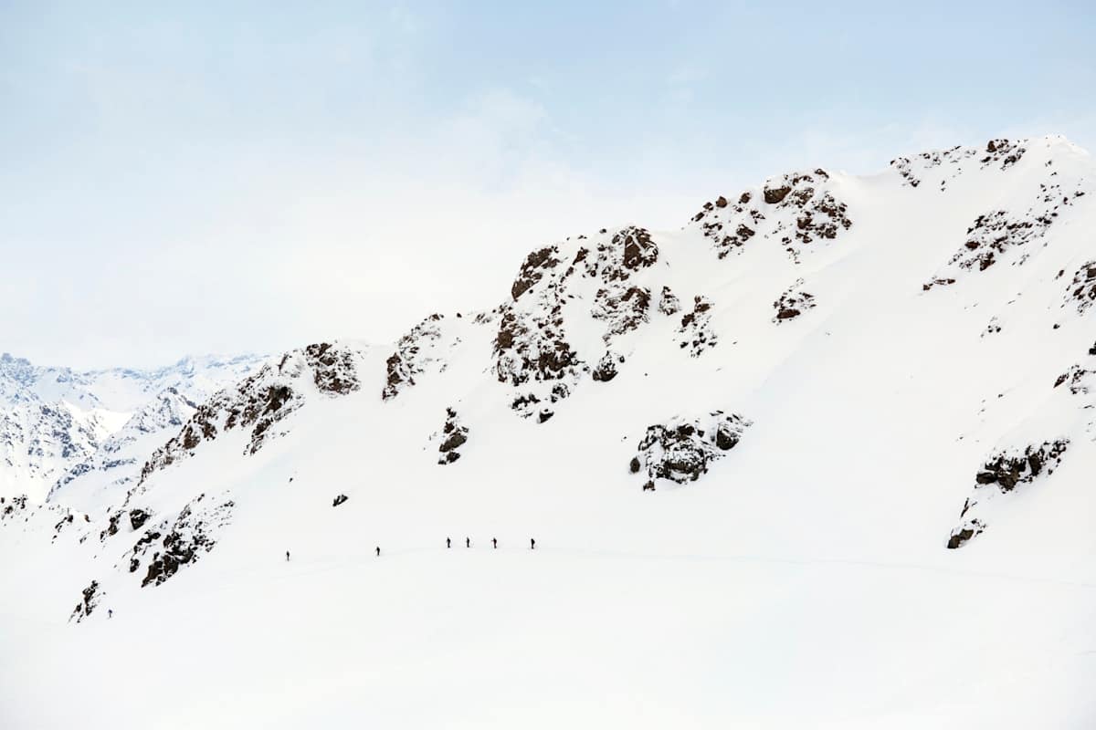 Skifahrer unterwegs auf der Piste.