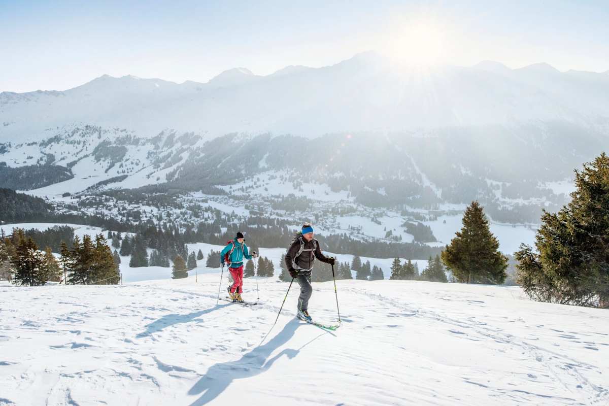 Skitour durch die beschneite Berglandschaft.