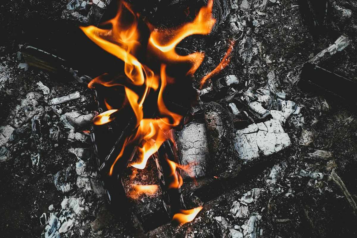 Erst wenn das Feuer erloschen und die Glut abgebrannt ist, ist das Feuer auch wirklich aus