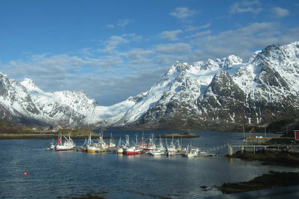 Vom Gipfel zum Meer: So sieht Skitourengehen auf den Lofoten in Norwegen aus