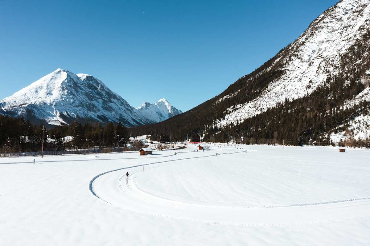 Die Loipe A7 führt über die flachen Wiesen in Leutasch.