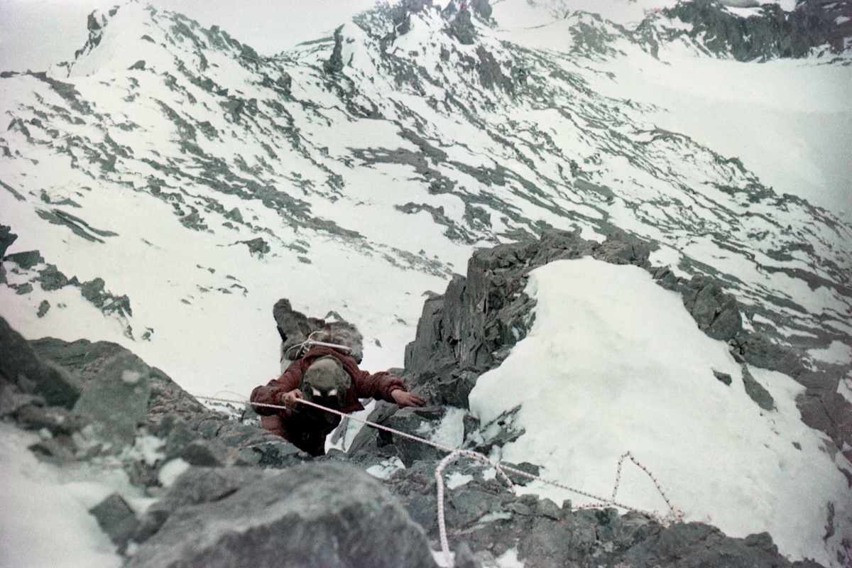 Gino Soldà arbeitet sich eine Felsstufe hinauf