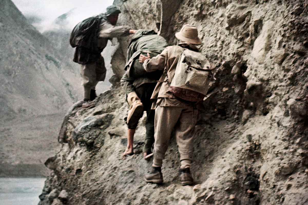 Querung beim Zustieg über der Gletschermoräne am K2