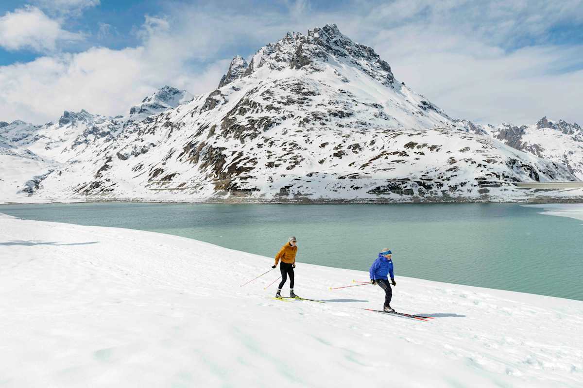 Langlaufen am Ufer des Silvrettastausees auf der Bielerhöhe.