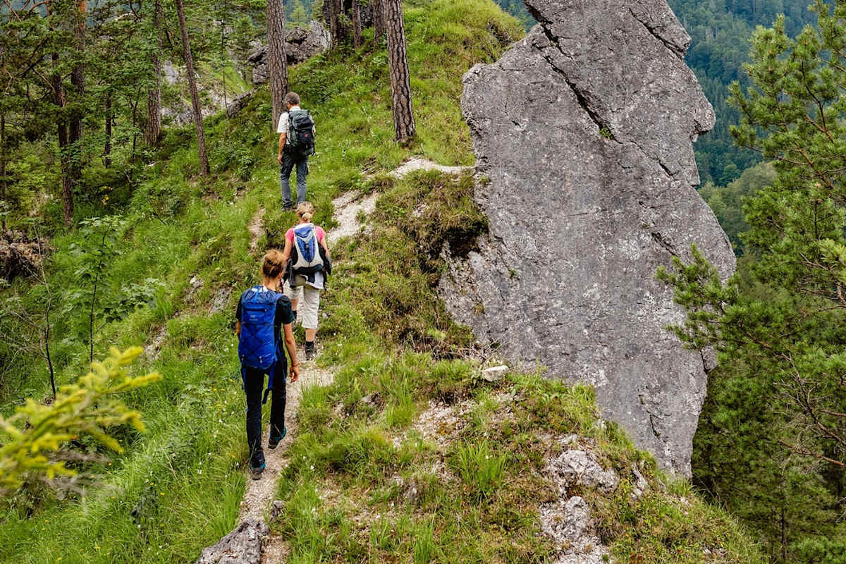 Bergsteiger beim Abstieg über den Triftsteig.