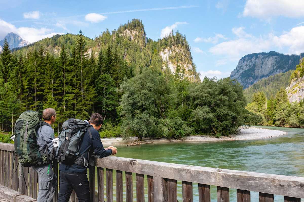 Wanderer genießen die Aussicht auf die Enns.