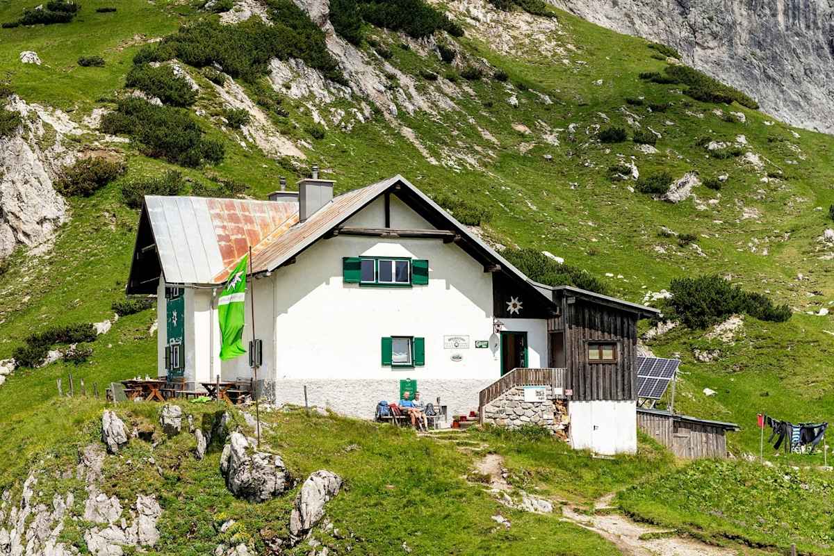 Eine Berghütte die Schutz und kulinarisches anbietet.