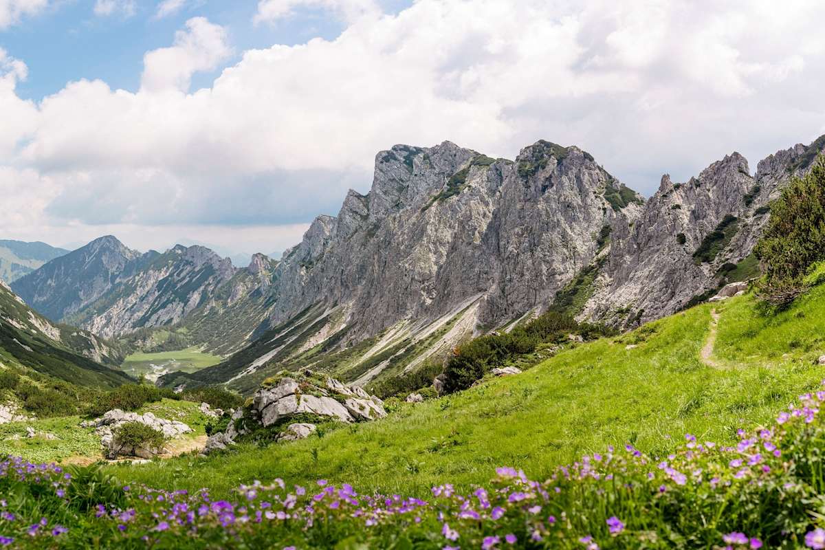 Ausblick auf die Berglandschaft.