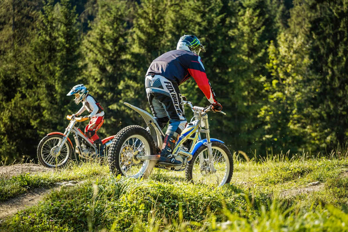 Kinder beim Trialfahren im Gelände
