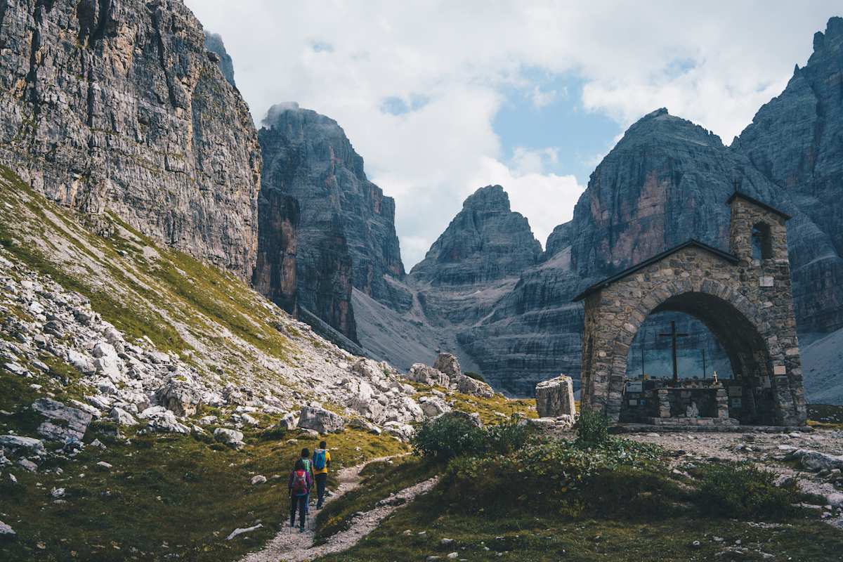 Die Felsenkapelle beim Rifugio Maria e Alberto ai Brentei bietet einen Ort der Rast und stillen Besinnung unter majestätischen Dolomitengipfeln.