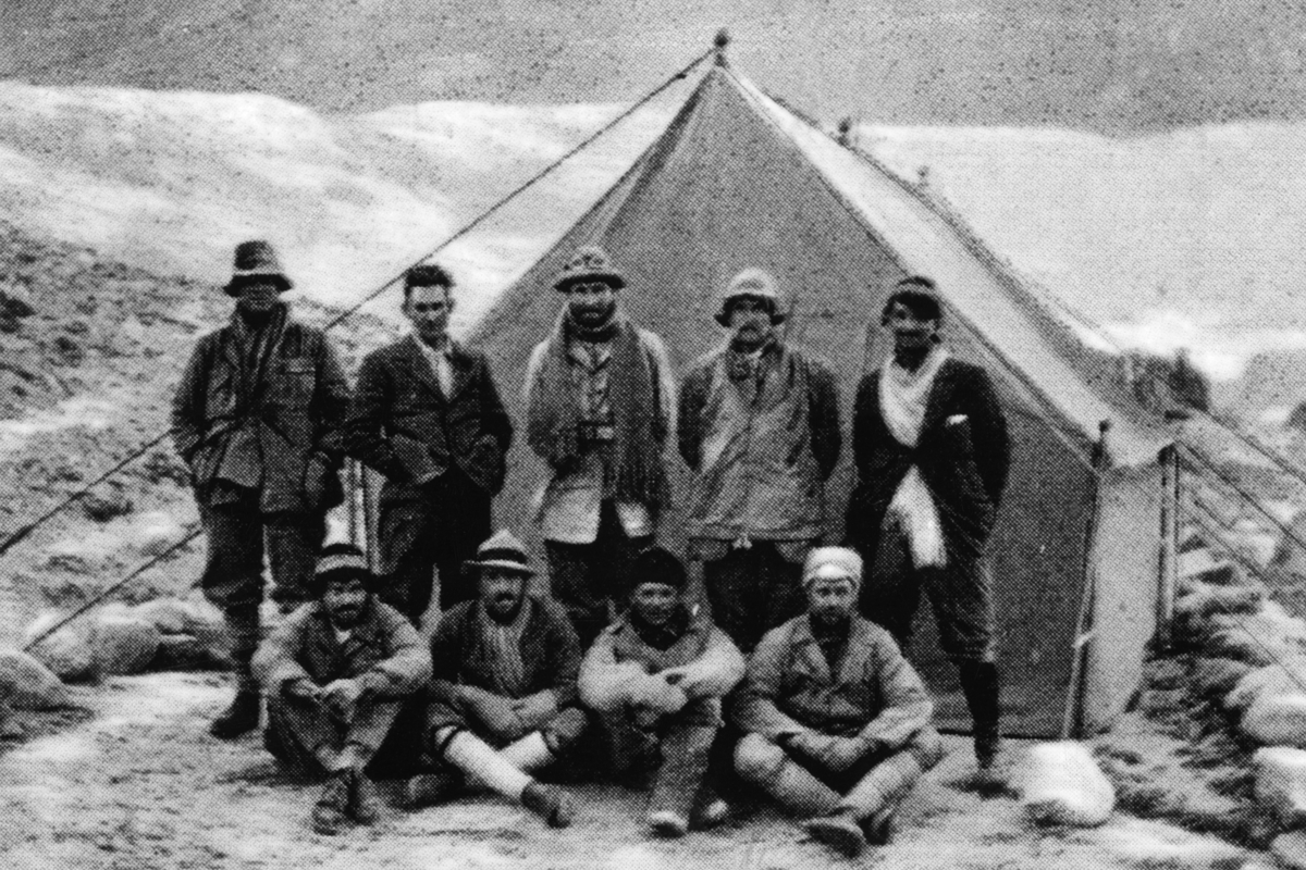 Die britische Expeditionstruppe von 1924. Reihe hinten: Andrew Irvine, George Mallory, Edward F Norton, Noel E Odell and Macdonald. Reihe vorne: E.O. Shebbeare, Geoffrey Bruce, Dr T. Howard Somervell and Bentley Beethem