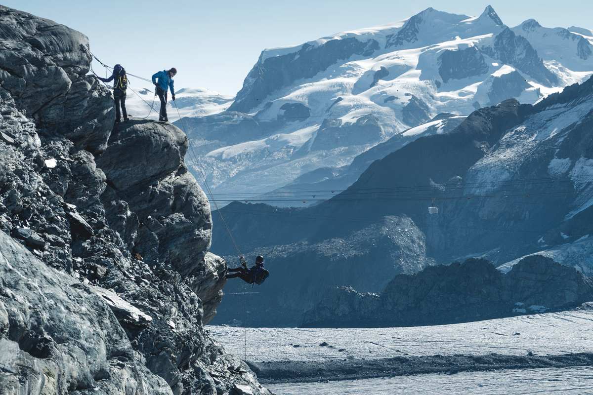 Spaltenrettung per Flaschenzug, Abseilen und Klettern mit Steigeisen – das alles konnte man beim Mammut Alpine Festival lernen
