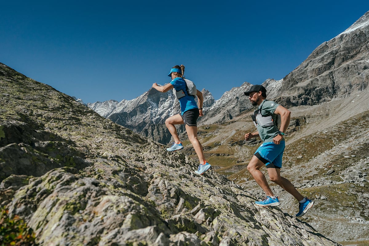 Über Stock und Stein: Im unwegsamen Gelände läuft es sich mit der Mammut Trailrunning-Kollektion besonders gut.