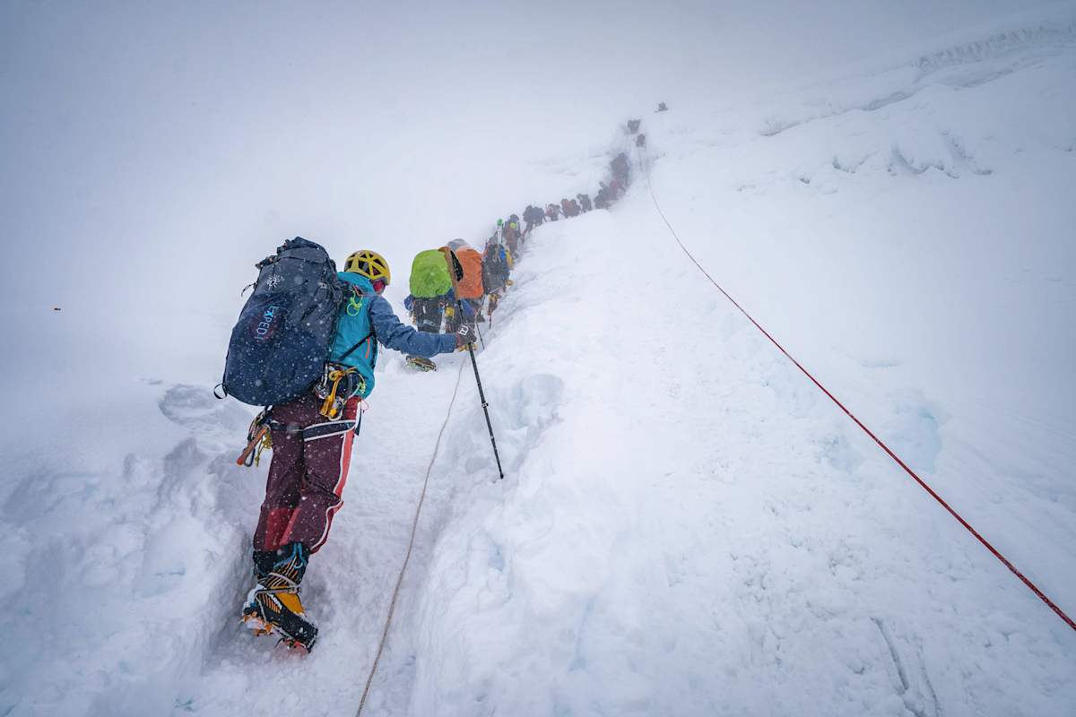 Schlange an Bergsteigern am Manaslu