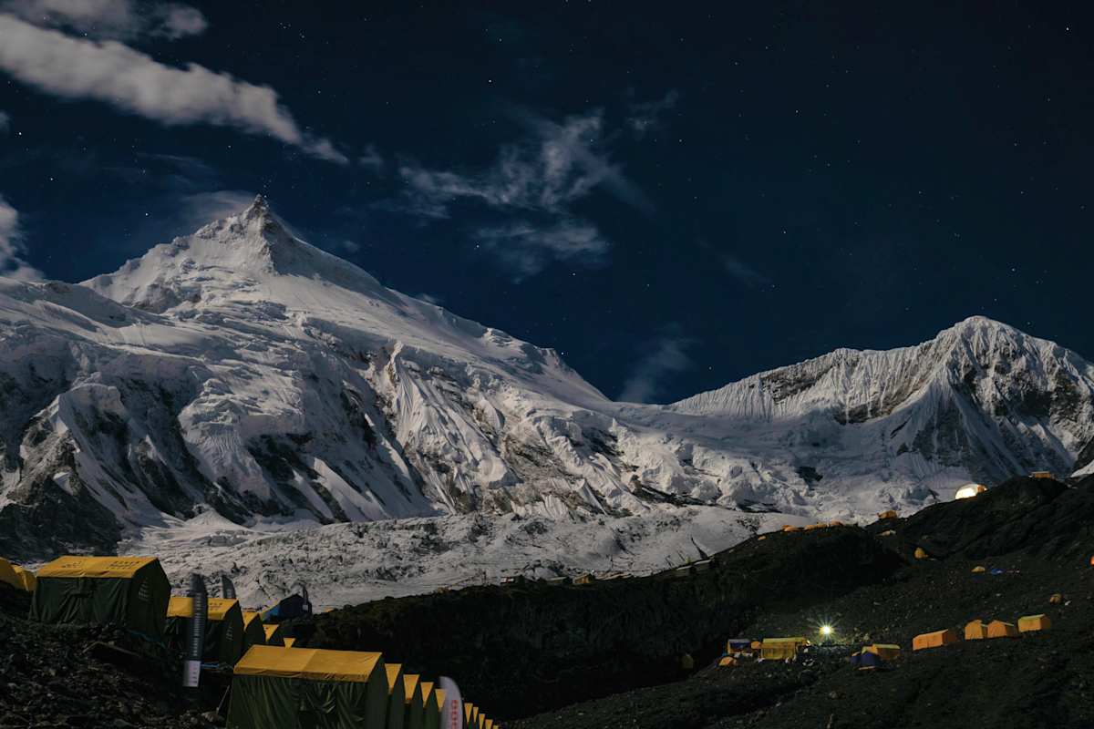 Manaslu mit Basislager im Vordergrund
