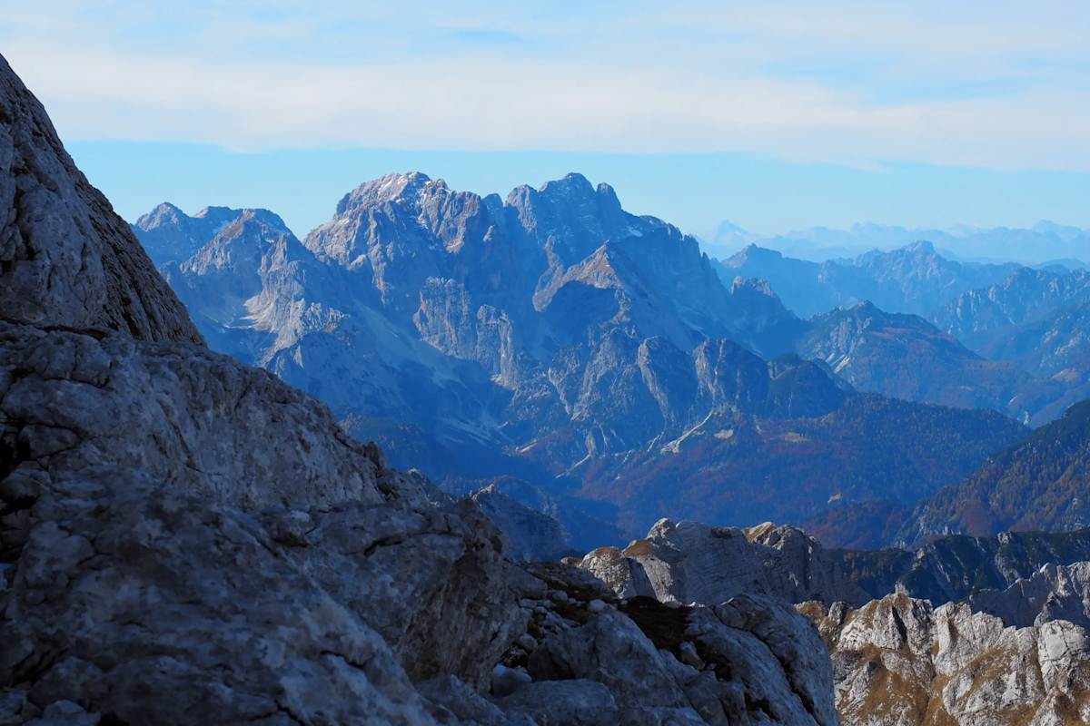 Bei einer Wanderung am Mangart wird man mit großartigem Panorama belohnt.