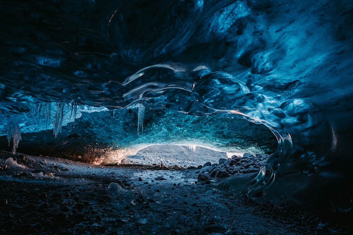 Eine Eishöhle sorgt jedenfalls für Abkühlung an heißen Sommertagen.