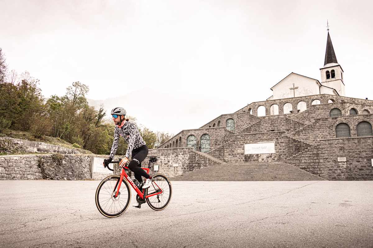 Martin Koch am Rennrad beim Ossarium der Kirche St. Anton in Kobarid in den Julischen Alpen.