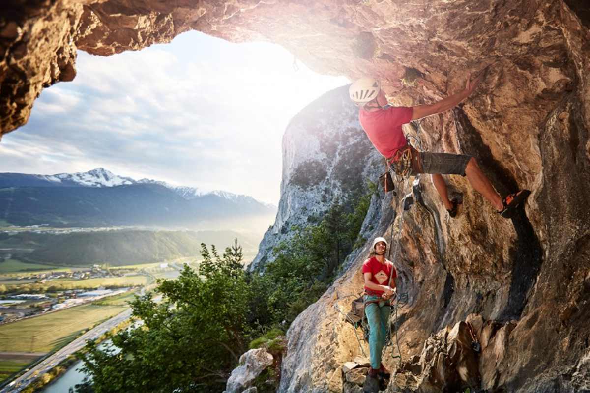 In der Grottenwand, die Hauptwand der Martinswand im Hintergrund