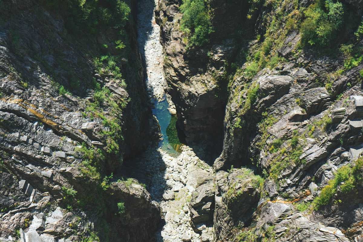 Hartes Licht erzeugt hohe Kontraste (Val Verzasca, Schweiz)