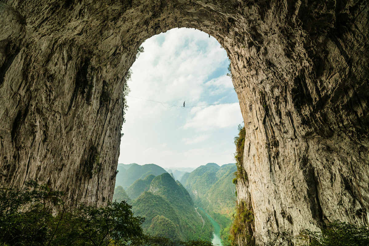 Highliner geht über eine Highline in Getu in China.