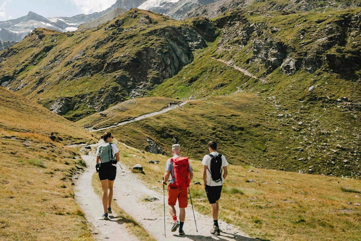 Anstieg zur Hörnlihütte, die man von hier bereits sehen kann: Sie befindet sich direkt am Ausläufer des Hörlnigrates.