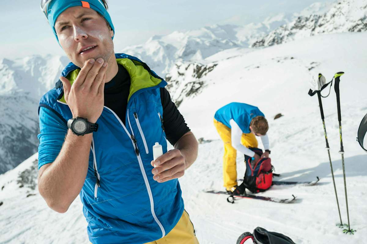 Sonnenschutz am Berg: Eine gute Sonnencreme sollte einen hohen Lichtschutzfaktor aufweisen, wasserfest sein und sich leicht auftragen lassen.