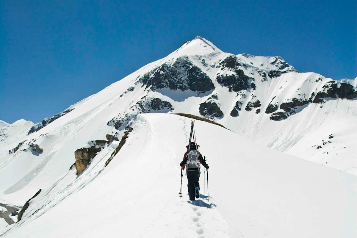 Gratwanderung am Großglockner: Skibergsteigen verlangt oft den kompletten Alpinisten, die Ski dienen als Hilfe beim Zustieg und Abfahrt.