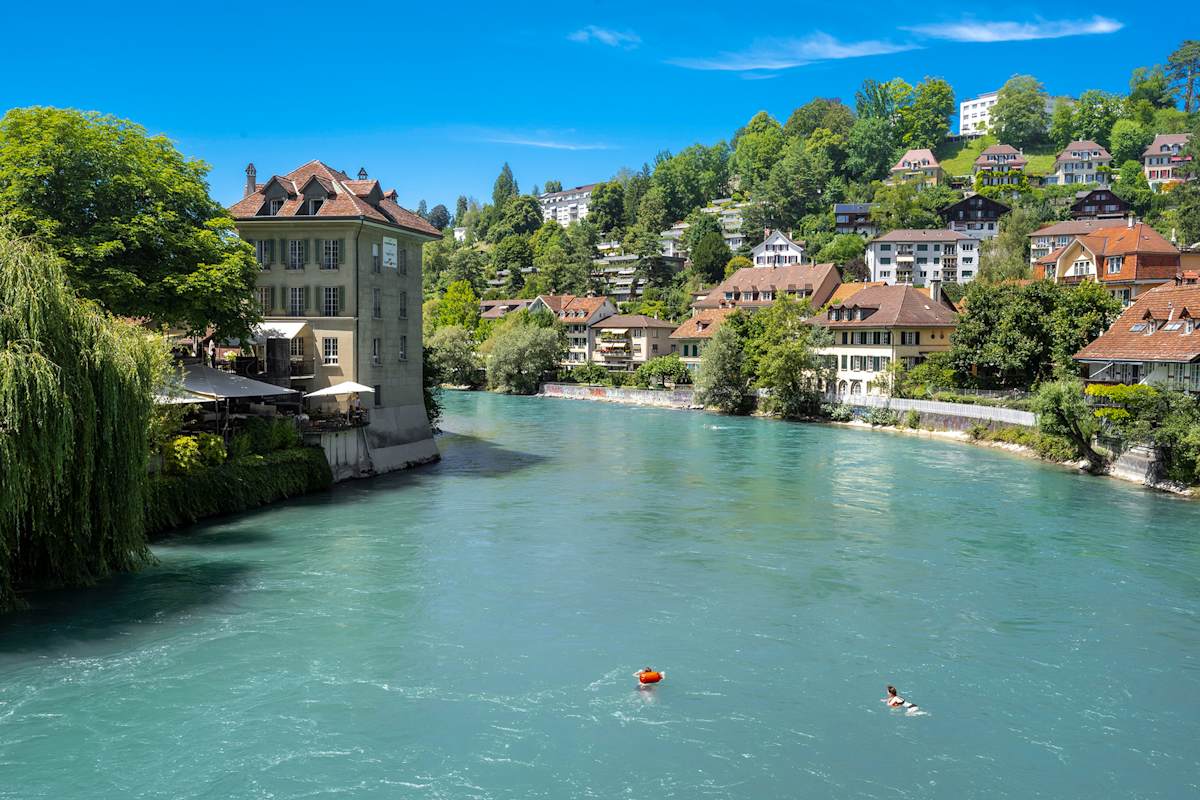 Manche Schwimmen in der Aare bis direkt nach Bern.