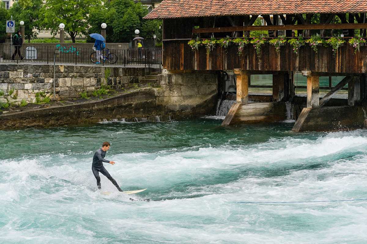 Zum Flusssurfen in Thun gibt es zwei Spots.