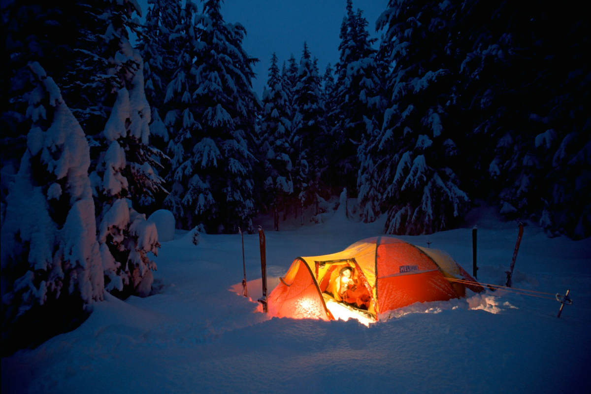 Biwakieren im Winter hat seinen ganz eigenen Reiz, vor allem in unberührter Natur wie hier im Asulkan, Kanada