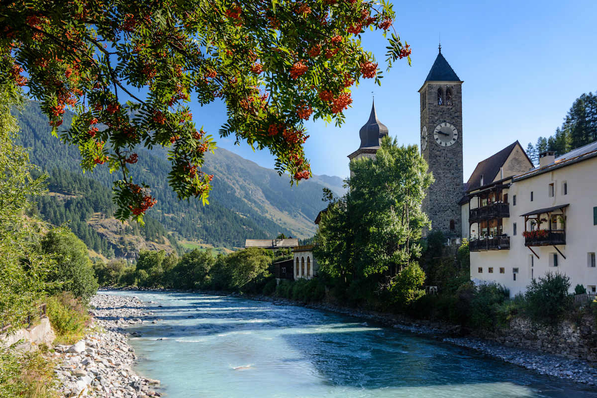 Der Inn in Susch, mit dem Turm Tuor Planta.