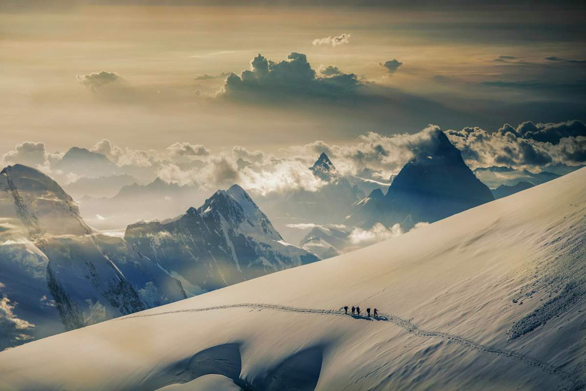 Skitourengeher unterwegs auf dem Jungfraugletscher im Berner Oberland, Schweiz