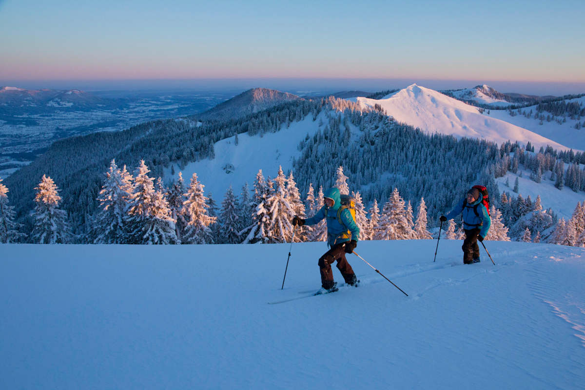 Schöner, als mit einer morgendlichen Skitour, kann man das neue Jahr kaum begrüßen. Hier am Schönberg bei Lenggries in den Bayerische Voralpen