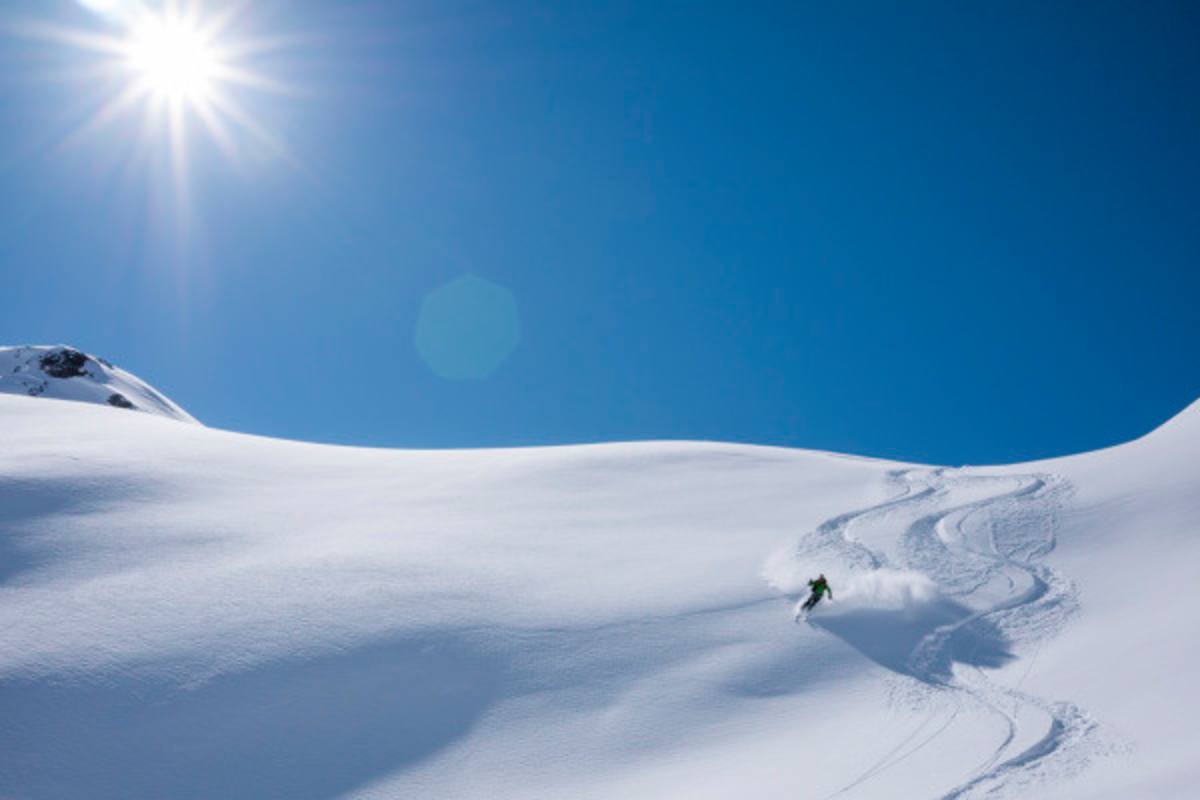 Unberührter Pulverschnee und strahlender Sonnenschein