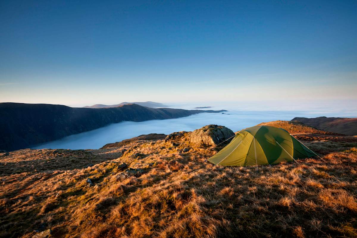 Die Rechtslage rund um wildes Campieren in der Schweiz ist von Kanton zu Kanton verschieden