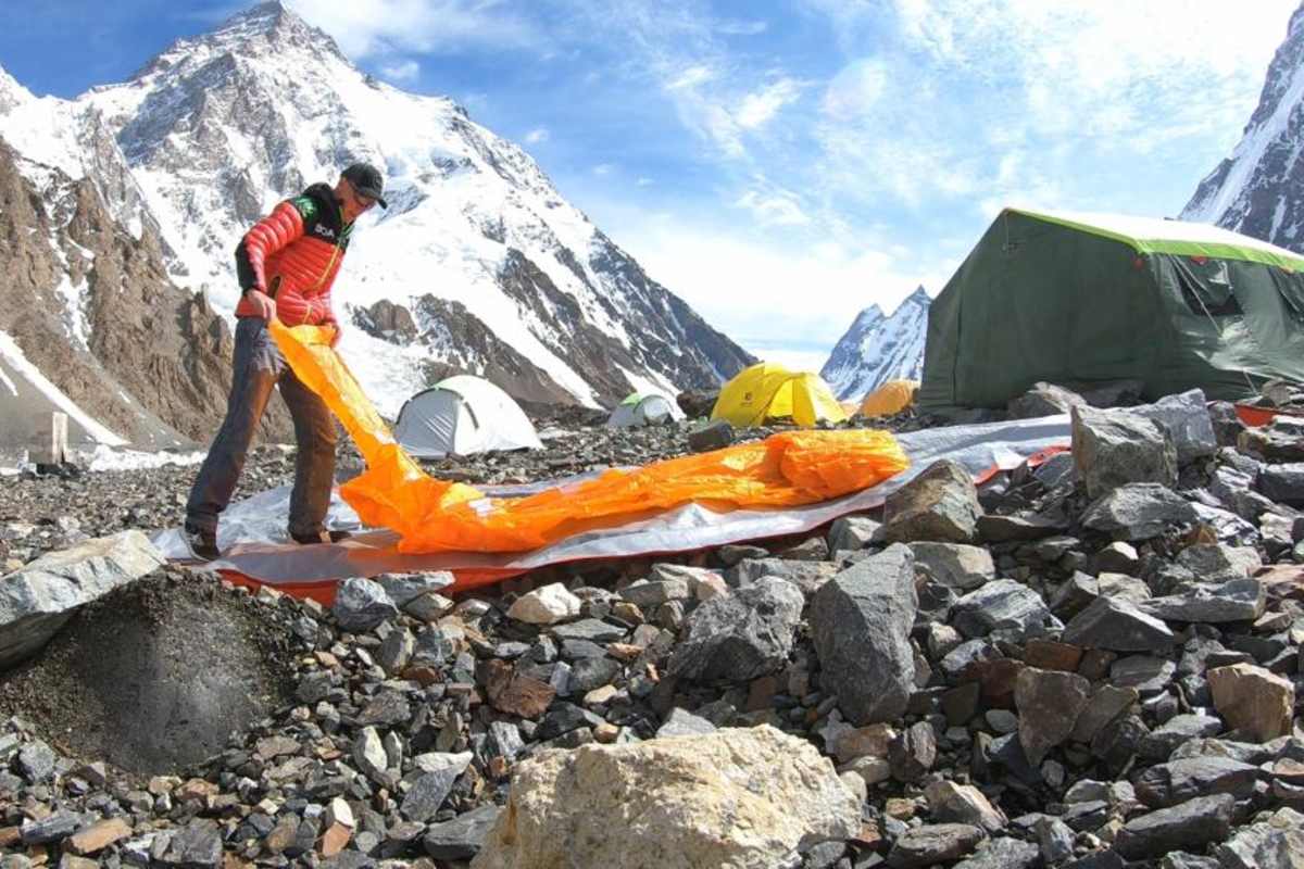 Max Berger beim Packen seines Gleitschirms im Basislager