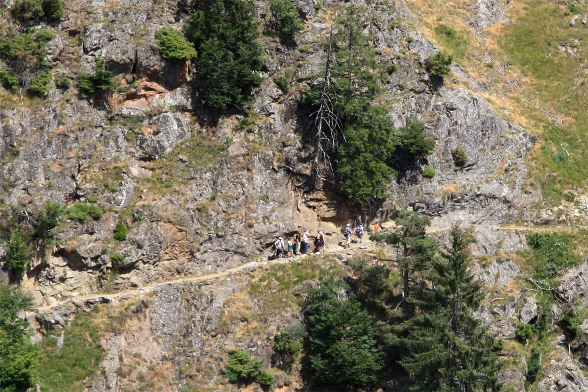 der Weg führt manchmal direkt am Fels entlang