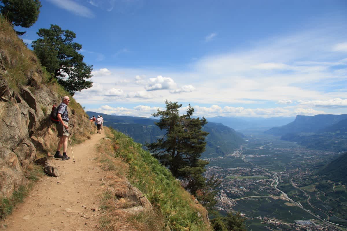 Tiefblick auf Meran entlang der Etappe 1