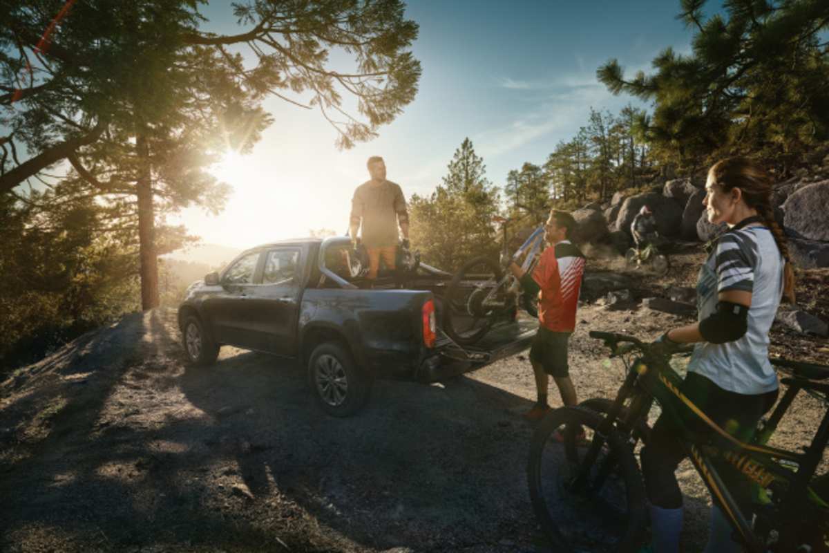 Die Ladefläche des Mercedes-Benz X-Klasse hat viele Funktionen: über Nacht kann sie zum Himmelbett umgebaut werden, während tagsüber die Trails erkundet und Räder transportiert werden