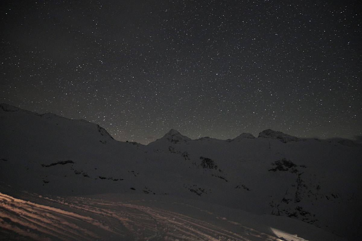 Wo wenig „Lichtverschmutzung“ ist, erstrahlt der winterliche Nachthimmel besonders schön.
