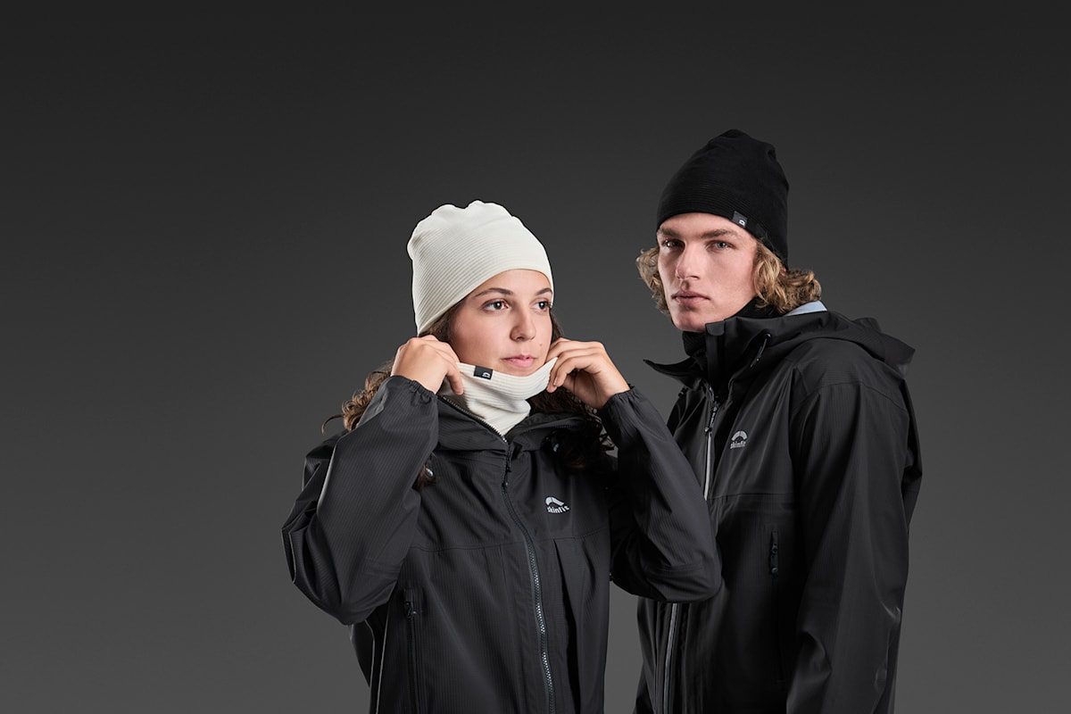 Eine Frau und ein Mann mit dunkler Winterbekleidung von Skinfit.