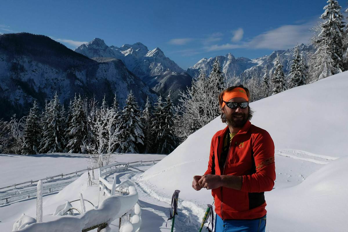 Mitja Šorn – im Hintergrund: die Julischen Alpen mit dem Triglav
