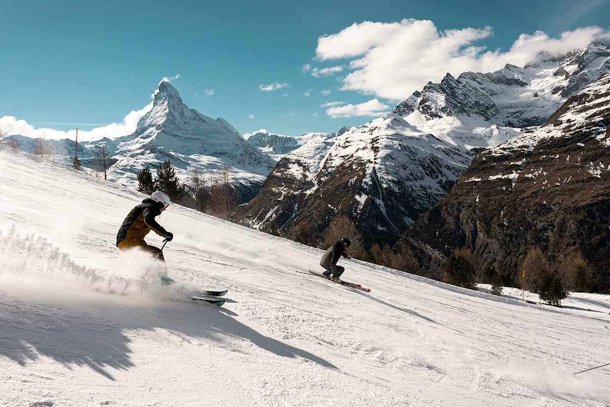 Das Skigebiet Zermatt begeistert mit rund 200 km präparierten Pisten. Im Hintergrund das 4.478 m hohe Matterhorn.