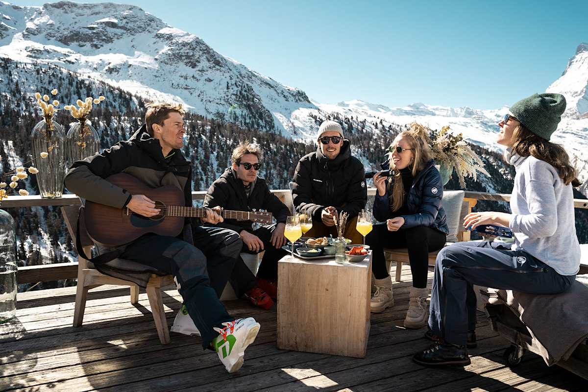 Die Band Wintershome aus Zermatt: das sind Joel Müller, Martial Chanton, Pirmin Zurbriggen jun., Maria Mazzone und Romaine Blum (v.l.n.r.).